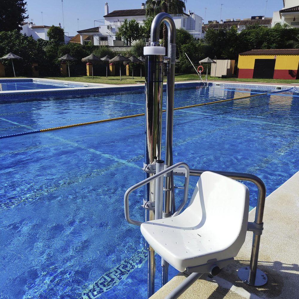 Elevador de silla junto a una piscina