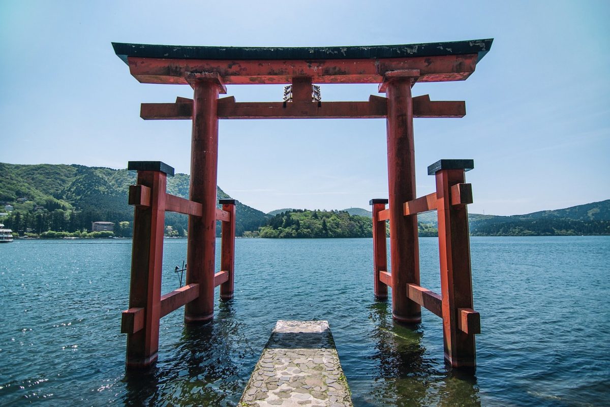 Torii rojo sobre el lago en el santuario de Hakone